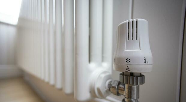 Bollette, i trucchi per risparmiare sui termosifoni: meno costi e casa calda in 5 mosse