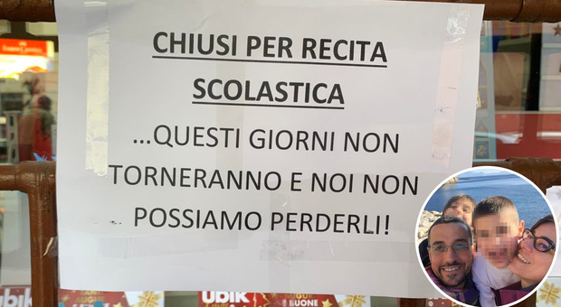 «Chiusi per recita scolastica. Questi momenti non torneranno»: il cartello sulla vetrina della libreria a Napoli