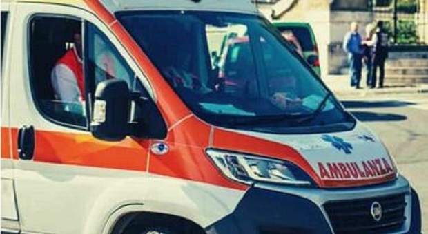 Pesaro, il bimbo ha troppa fretta di nascere: il lieto evento avviene nell'ambulanza costretta a fermarsi