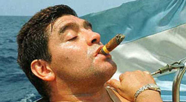 Maradona vola in Italia per un premio, forse assisterà a Roma-Napoli
