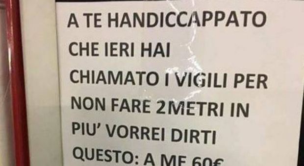 Milano, multato per aver parcheggiato nel posto disabili, lascia cartello di insulti