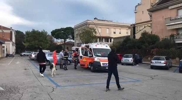 Porto Recanati, travolti da un'auto mentre vanno a scuola: due studenti 18enni finiscono all'ospedale