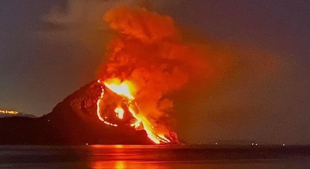 Incendi, Monte Cofano avvolto dalla fiamme per tutta la notte: vigili del fuoco al lavoro