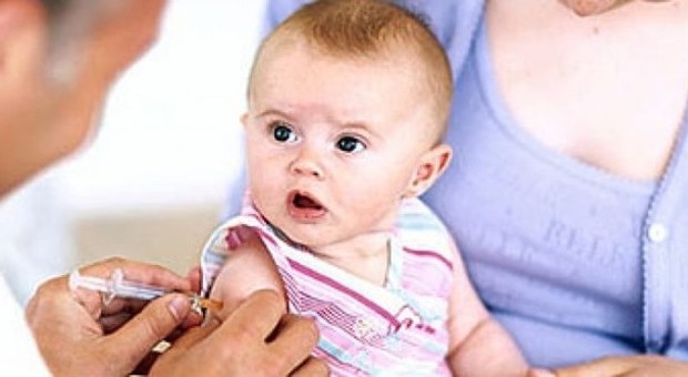Influnza, i pediatri: "Vaccinare i bambini fin dai 6 mesi se al nido"