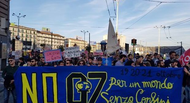 In 400 manifestano a Napoli contro «l'Europa dei muri»