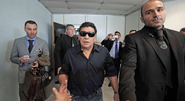 Maradona va in gol contro il fisco Equitalia sospende i pignoramenti