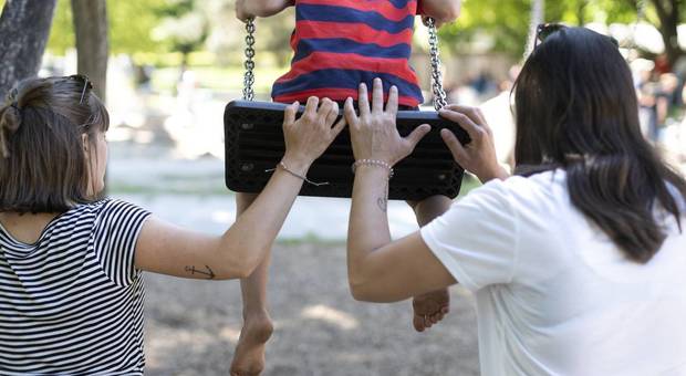 Figlio di due mamme, sì dei giudici: «La genetica non definisce la famiglia»
