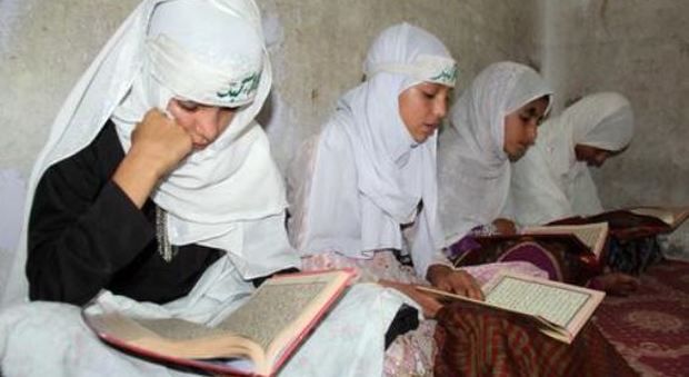 Terrore in una scuola femminile in Afghanistan: avvelenate ottanta studentesse
