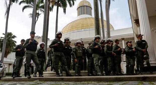Venezuela, militanti chavisti assaltano il Parlamento: deputati sotto assedio per 9 ore