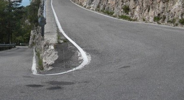 Ciclista stroncato da infarto mentre pedalava in salita in Altopiano