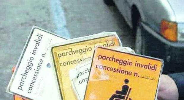 Salerno, stretta sui contrassegni di sosta invalidi usati da persone senza titolo