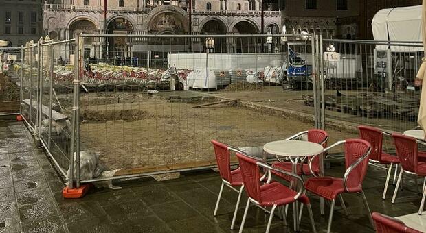 Lavori in piazza San Marco in ritardo, la rabbia del titolare del Grancaffè Quadri: «Abbiamo perso 300mila euro tra polvere e cattivi odori ai tavolini»