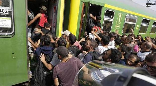 Migranti, record con 3mila arrivi in Ungheria. Holland-Merkel: "Centri operativi entro fine 2015"
