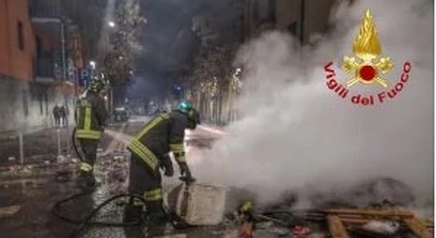 Milano, vigili del fuoco aggrediti mentre spengono un incendio a Capodanno: rubate anche le chiavi dell'autopompa