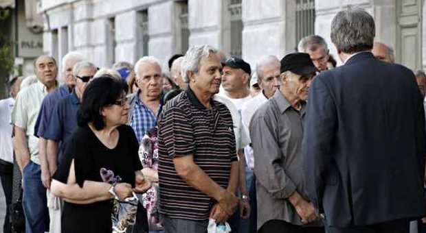 Grecia, pensionati protestano davanti al ministero delle Finanze di Atene