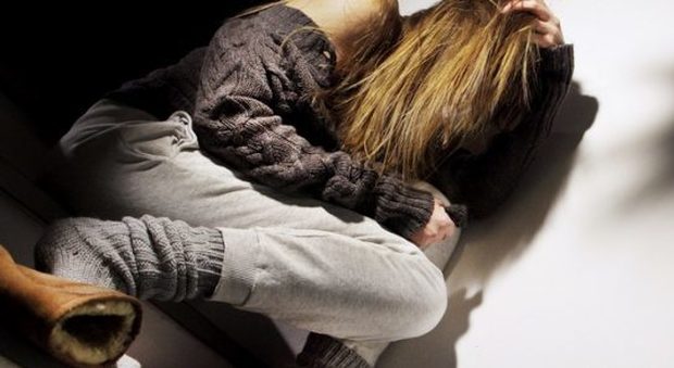 Choc a Giugliano, 17enne incinta violentata per sette mesi dal compagno