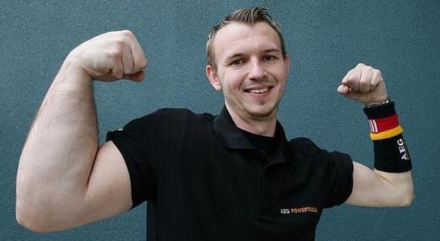 Matthias, campione del mondo di braccio di ferro famoso grazie ad una malformazione