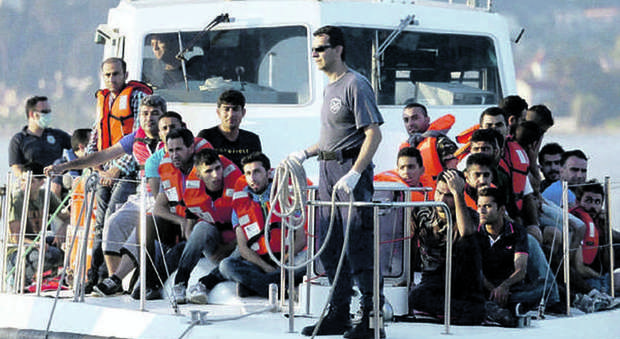 Migranti, la Nato in campo contro i trafficanti. Gli scafisti di Aylan a processo in Turchia