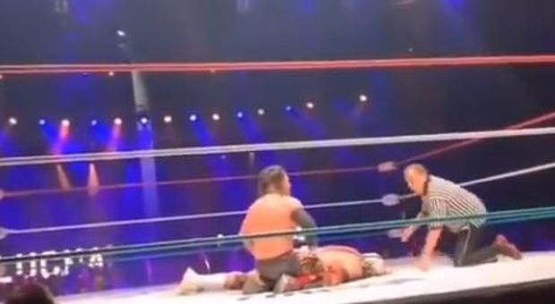 Wrestler muore sul ring a Londra: gli spettatori pensano faccia parte dello show