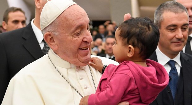 Papa Francesco: svuotate i lager libici, perseguire i trafficanti e aprire le porte ai migranti