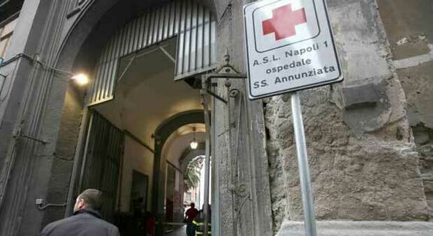 Napoli, operatore sociosanitario preso a pugni dal padre di un bimbo nell'ospedale Annunziata