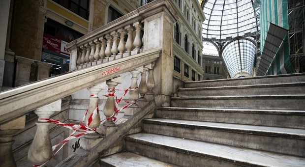 Napoli, galleria Umberto trasformata in orinatoio: la denuncia dei commercianti