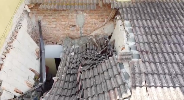 Il tetto crollato della scuola primaria di Scardovari