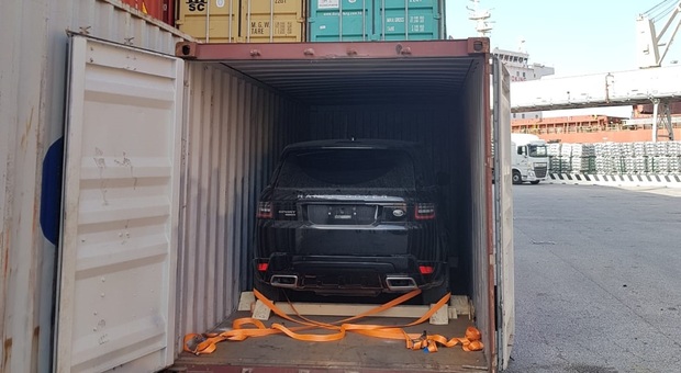 Ancona, la supercar viaggia nascosta in un container: sequestro e denuncia