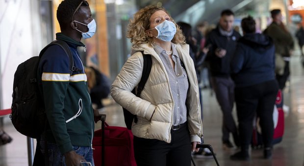 Coronavirus, blocco totale degli spostamenti: passeggeri napoletani in lacrime alla stazione Centrale di Milano