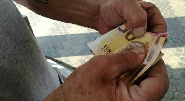 Raggira anziano scambiando banconote da 50 euro con quelle da 10: truffatore incastrato dai video