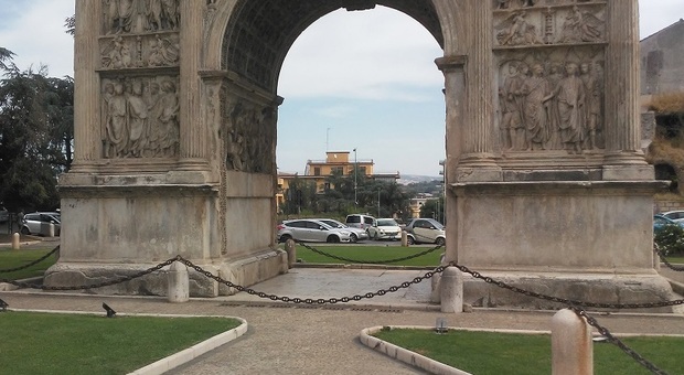 L'Arco di Traiano sarà pedonalizzato è sprint per i lavori, appalti a giugno