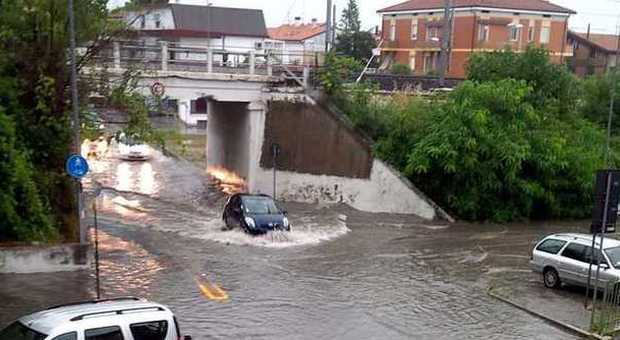 Ancona, allarme maltempo: sos alluvione e automobilisti intrappolati