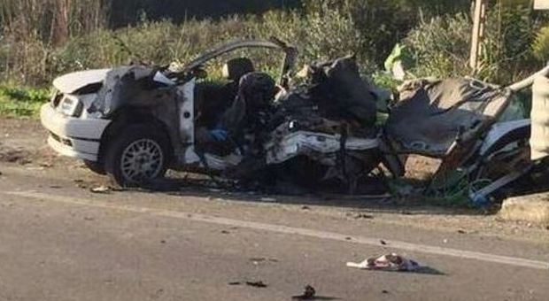 Incidente choc sull'Adriatica, ubriaco in suv travolge auto: due morti, uno decapitato