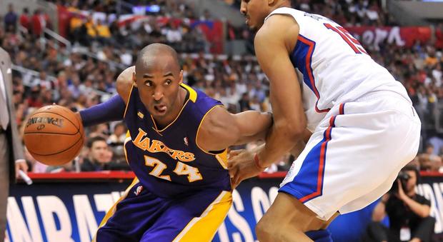 Kobe Bryant e l'addio al basket, i Lakers ritirano i suoi due numeri di maglia