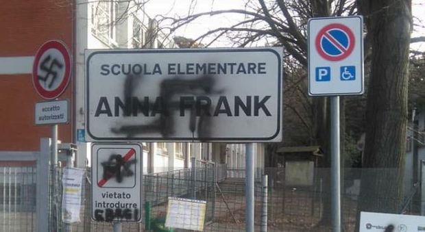 Sfregiata la scuola Anna Frank a Pesaro, svastiche e la scritta: "Vietato introdurre ebrei". Foto postata da Matteo Ricci su Facebook