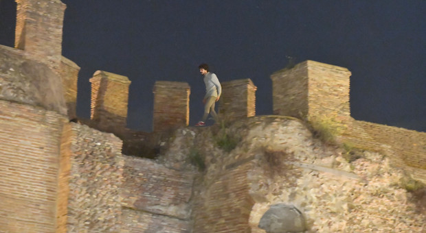 Roma, follia sulle Mura Aureliane: passeggiate in bilico tra gli archi