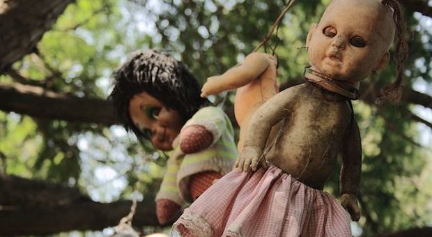 Messico, l’inquietante isola delle bambole impiccate