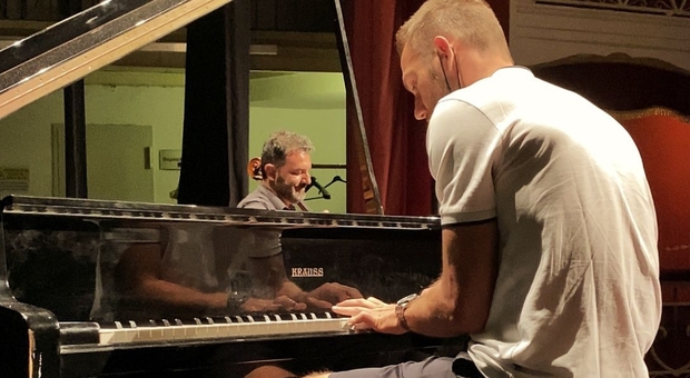 Sorpresa, Stefan de Vrij al pianoforte, il gigante dell'Inter duetta con Redi Hasa nel teatro di Nardò