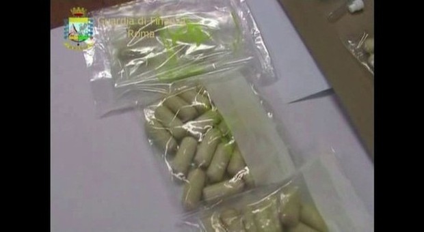 Fiumicino, intercettati 20 chili di cocaina all'aeroporto: arrestati 6 corrieri