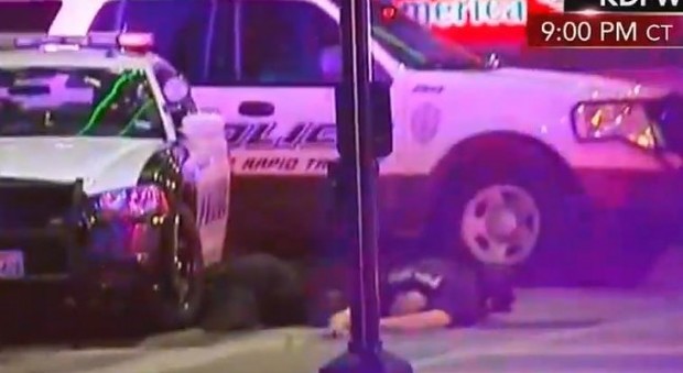 Dallas, il massacro in diretta: come la violenza "viaggia" sui social network