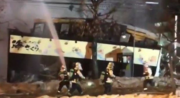 Esplòde un ristorante, fiamme e clienti in fuga: crolla l'edificio