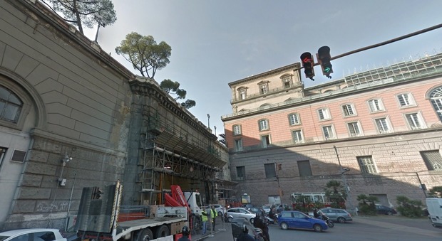 Choc a Napoli, uomo tenta il suicidio dai balconi di Palazzo Reale: salvato dalla polizia
