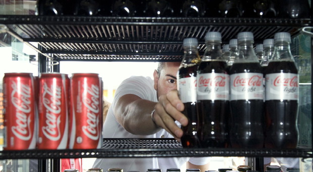 Bottiglia di Coca Cola contro il rapinatore, così la titolare fa fallire il colpo al market