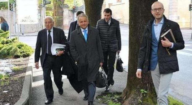 Il sindaco Franceschi e gli avvocati entrano in tribunale