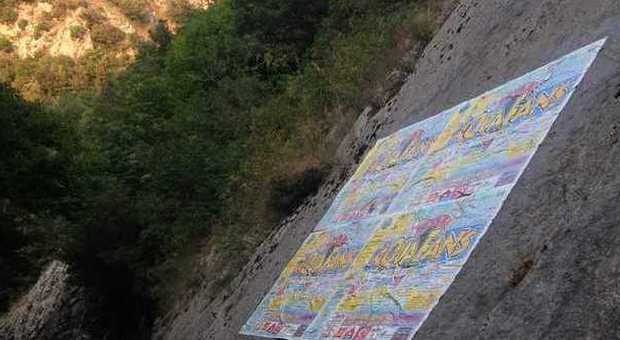 Manifesti pubblicitari sulle rocce del canyon, la denuncia dei turisti nel Cilento