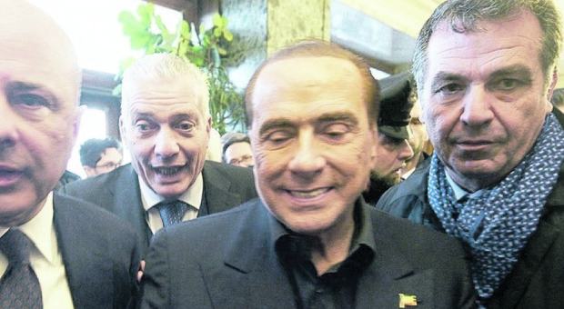 Berlusconi lancia l'Operazione Seduzione: «Fatevi amico un 5stelle»