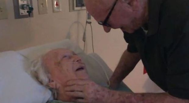 Canta alla moglie che sta morendo la loro canzone d'amore: 92enne commuove il web