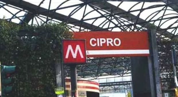 Metro A, si getta sui binari per suicidarsi: linea bloccata da Lepanto a Battistini