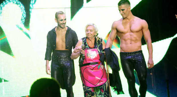GayVillage, in pista a 81 anni: la star del palco è "nonna" Mirella