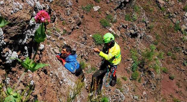 Napoli, 35enne si arrampica sulla cima del Vesuvio e si lancia nel cratere: soccorso dagli Alpini, è vivo per miracolo